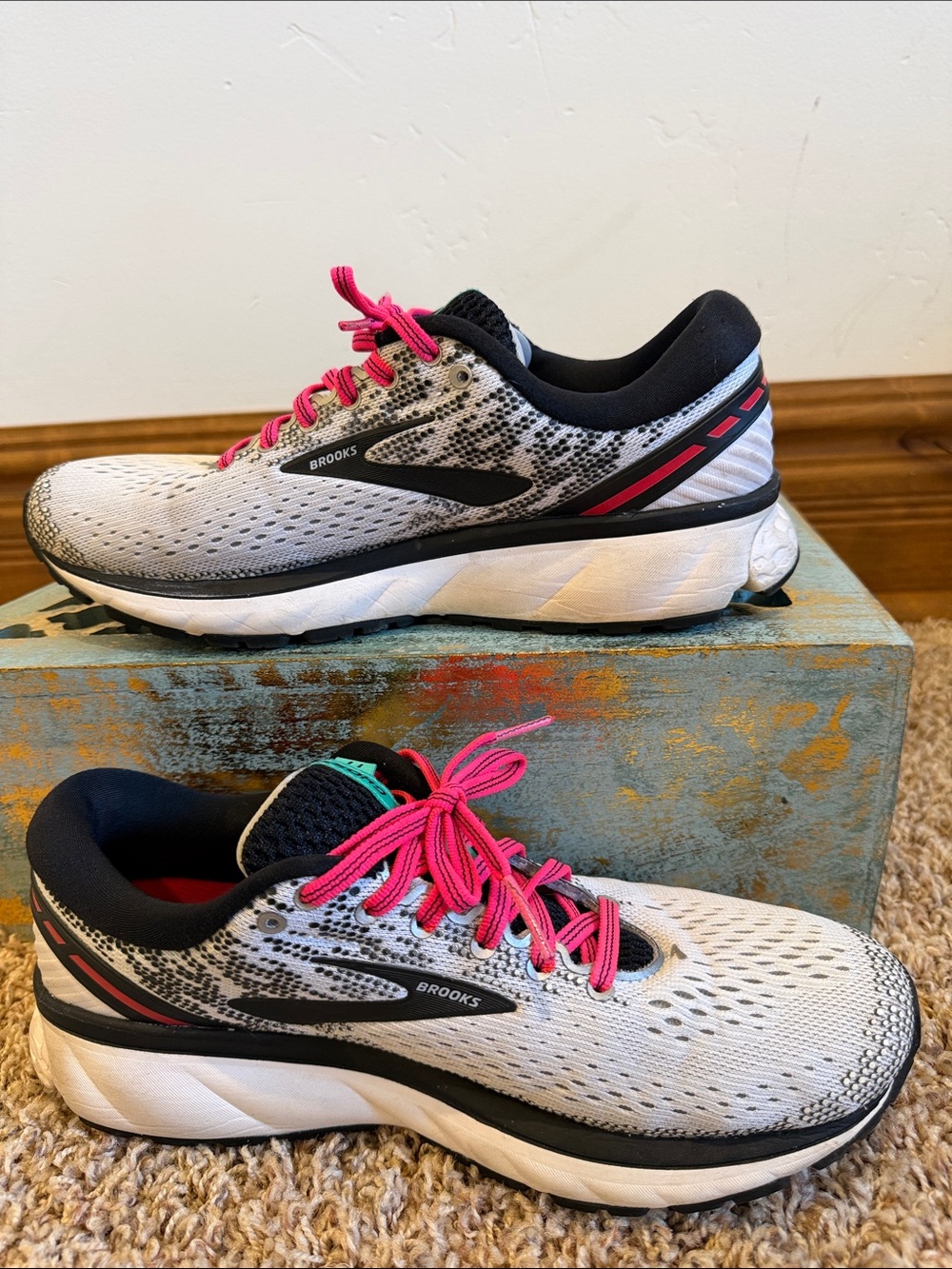 Brooks Ghost 11 Women's Running Shoes - White with Pink and Black 8.5 - Picture 2 of 6